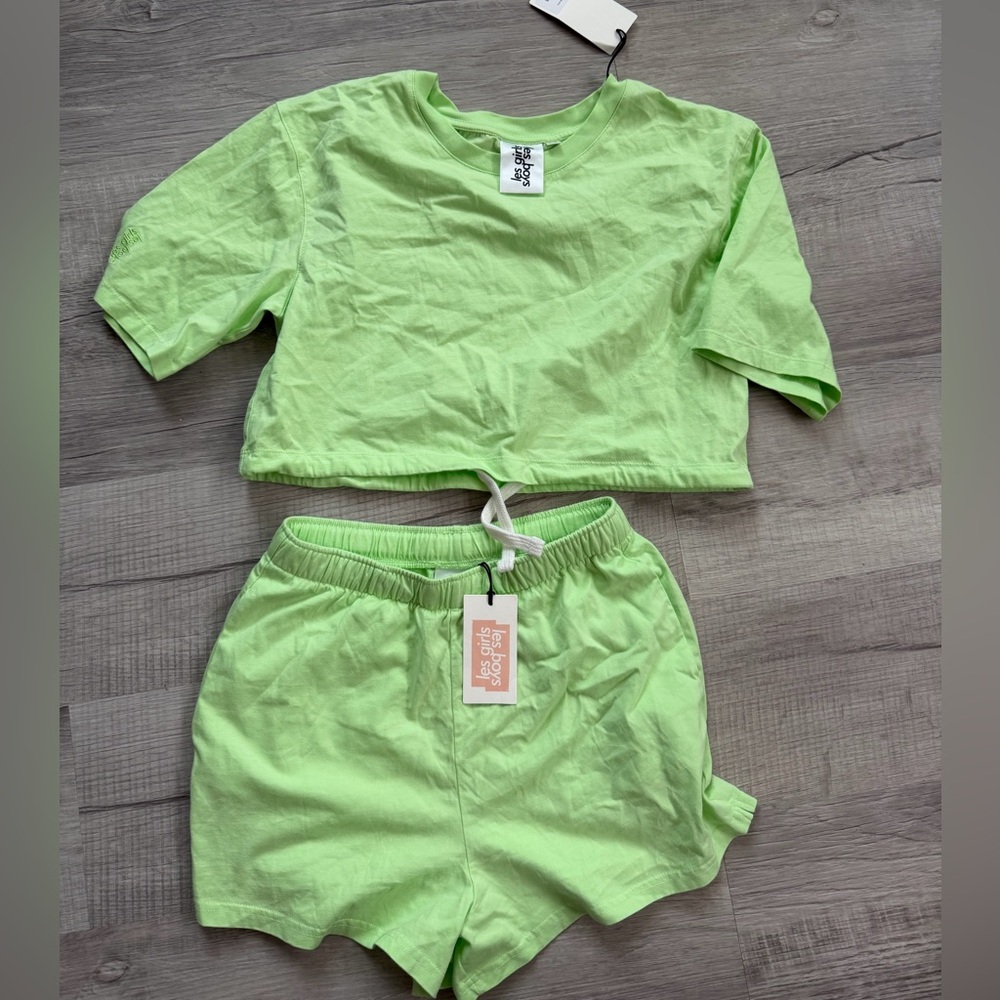 Les boys les girls set in green